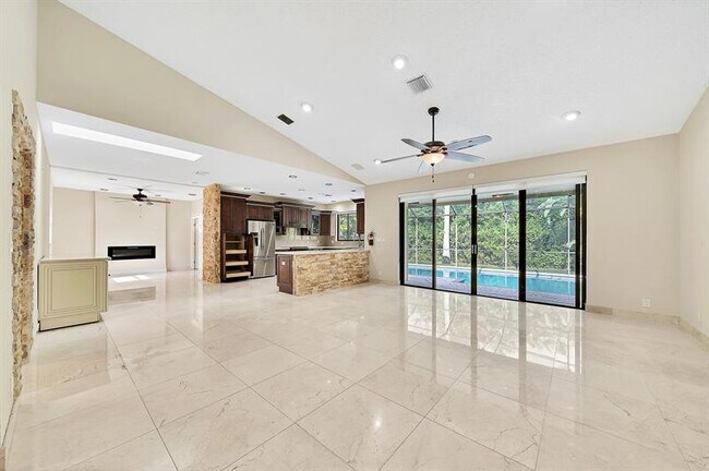 Foto del edificio - 645 NW 102nd Ave