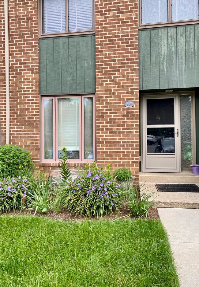 Building Photo - 919 Putnam Blvd