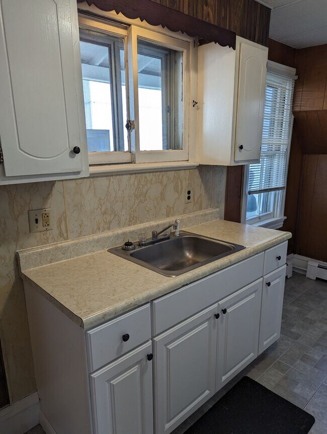Building Photo - Colonial Walnut Street-Rear Unit