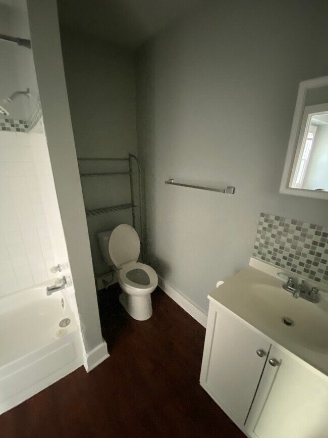 Bathroom - 2197 W 32nd St