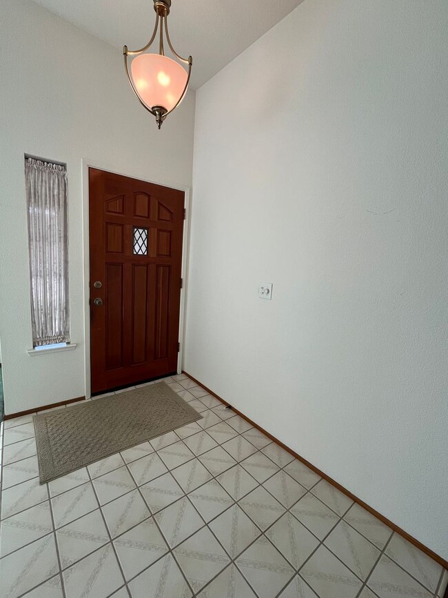 Foto del edificio - Spacious 4 bed 2 bath with landscaping inc...