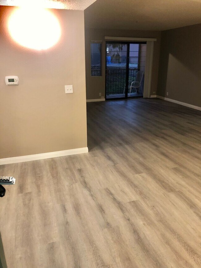 Building Photo - Central 2 Bed 2 Bath Condo College Area