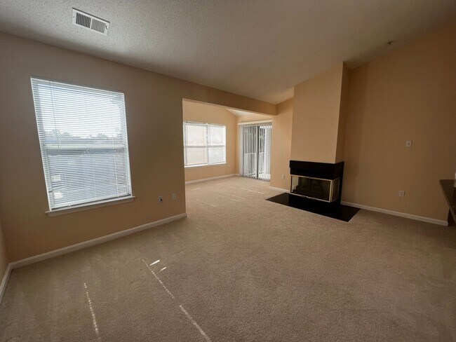 Building Photo - Stunning 3 BR/2 BA Condo in Silver Spring!