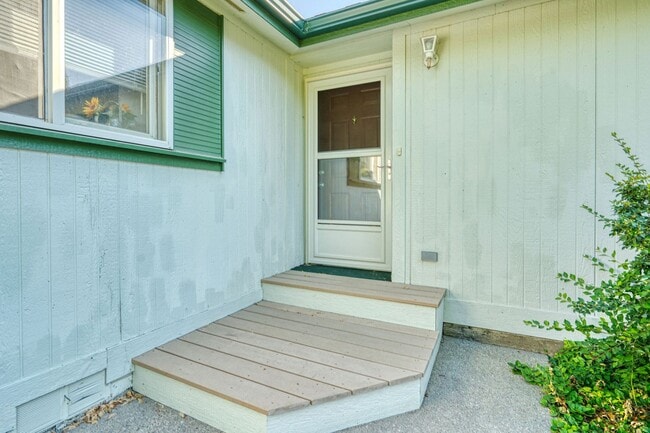Building Photo - For Lease: 3BR/2BA Home with Spacious Yard – $2,400/mo
