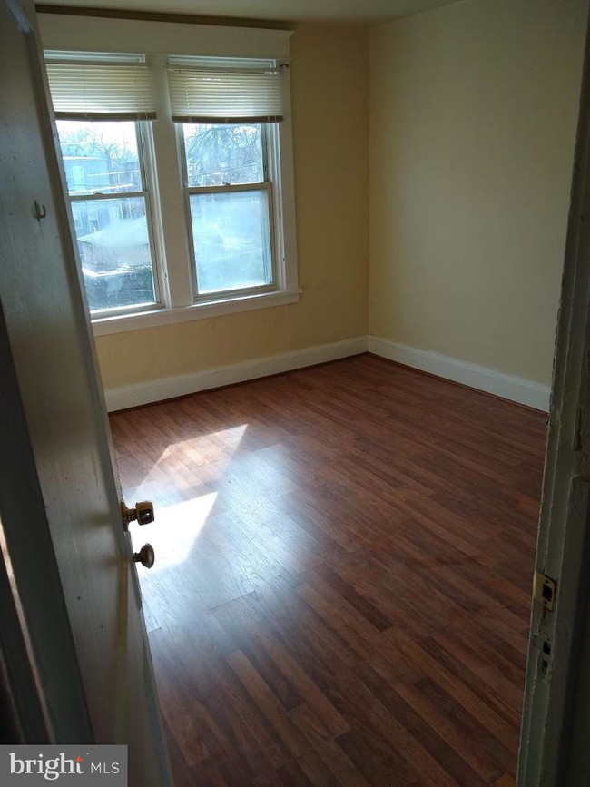 Building Photo - 3857 W Forest Park Ave