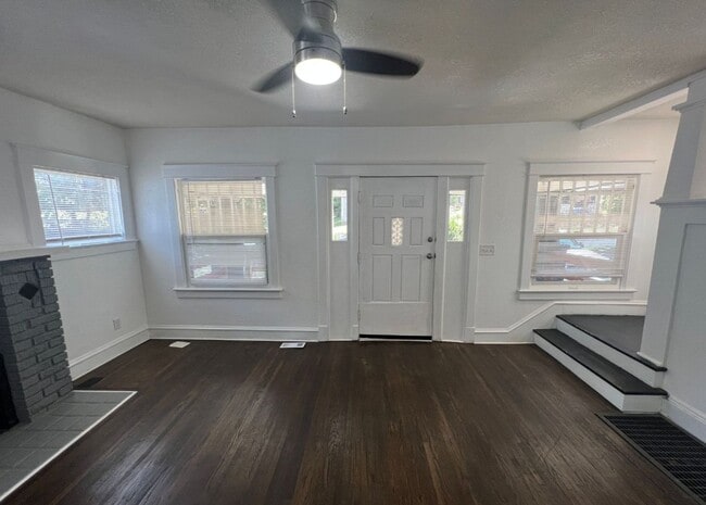 Building Photo - Spacious 5 Bed, 2.5 Bath in the heart of K...