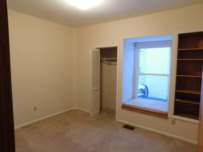 Building Photo - 407 Roe Ave