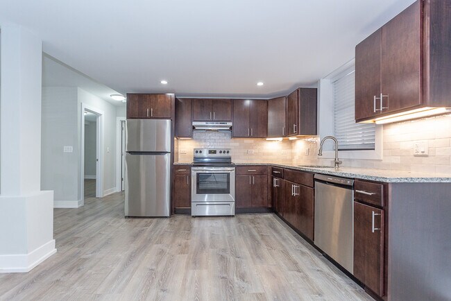 Building Photo - 916-916 Crain