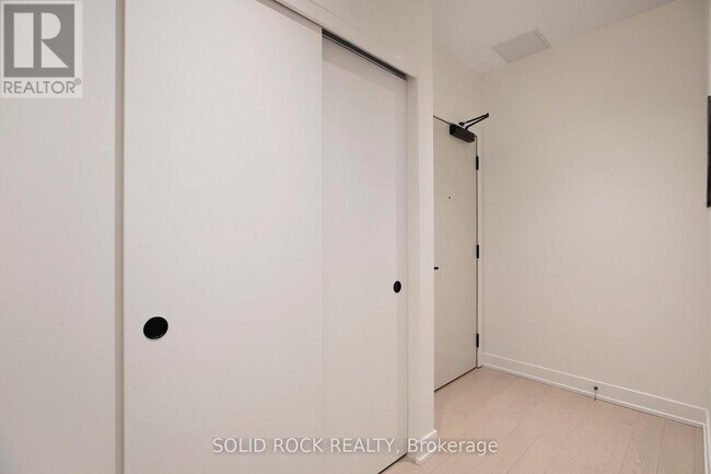 Building Photo - 560-560 Rideau St