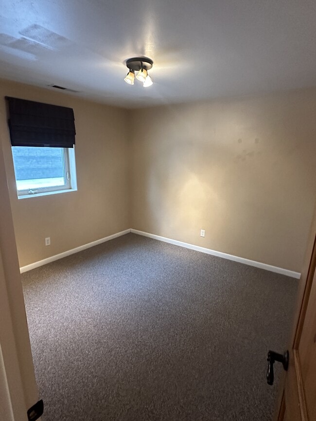 Building Photo - 208 E 200 S