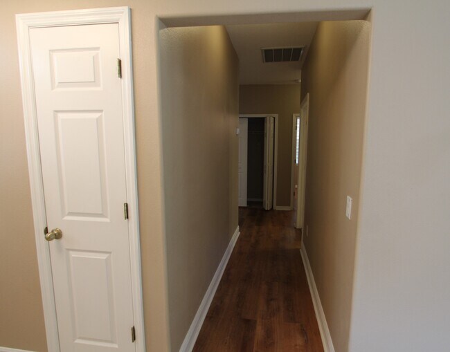 Pasillo - 37410 Picketts Mill Ave