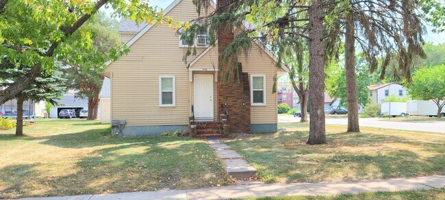Private Entrance - 600 2nd Ave NW