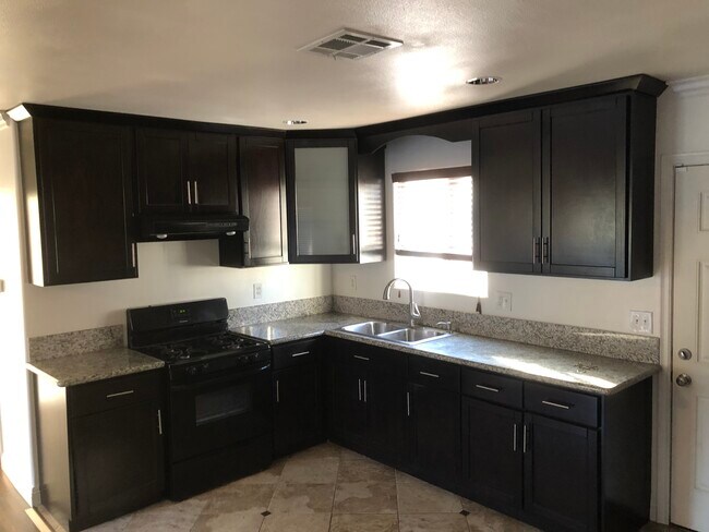 Building Photo - 5752 Jillson St