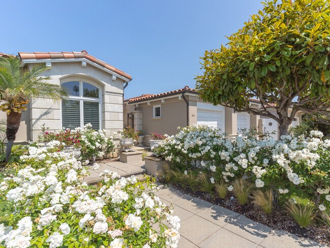 Gated courtyard - 413 Paseo De La Concha