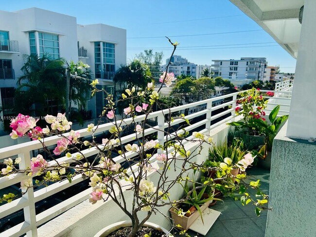 Building Photo - 7800 Collins Ave