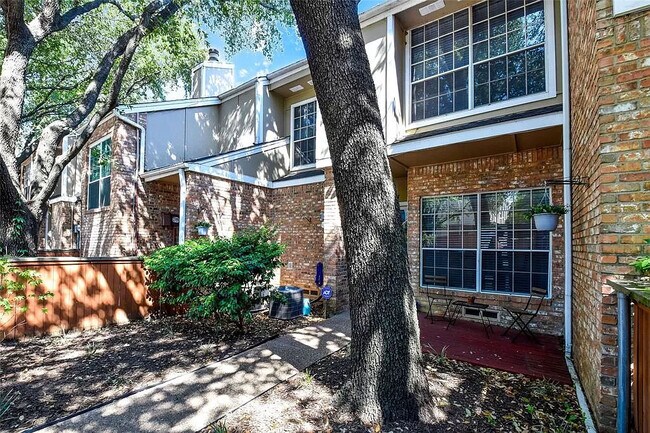 Main Entrance - 2411 Southlake Ct