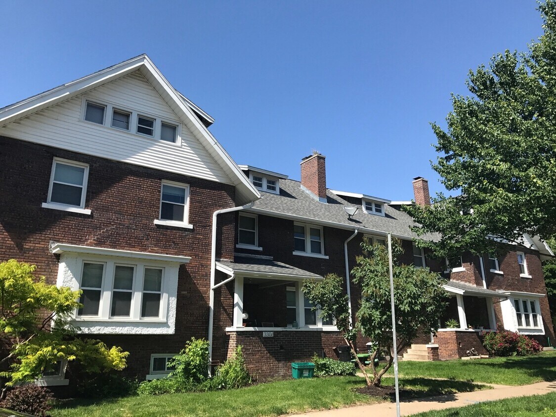 Large 5 Bedroom 2 Bath Row House in Field House Rental in Omaha