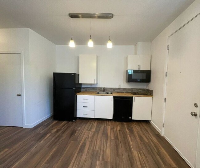 Foto del edificio - 4384 N Gantenbein Ave