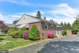 Building Photo - 915 Springhaven Rd