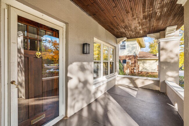 Foto del edificio - 127 Trowbridge St NE