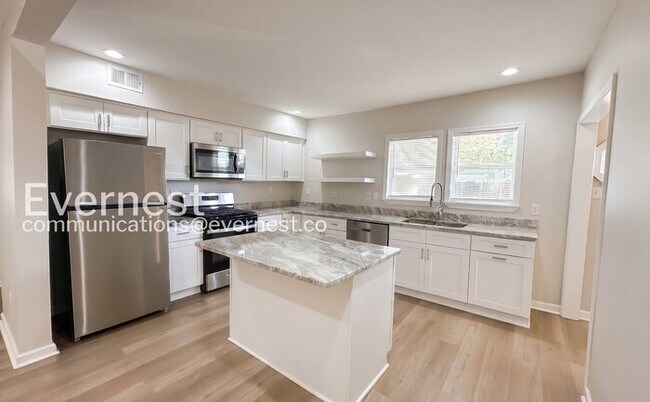 Foto del edificio - 4-Bed/2-Bath/Pet Friendly/Available Soon!