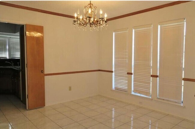 Building Photo - 1508 Woodoak Dr