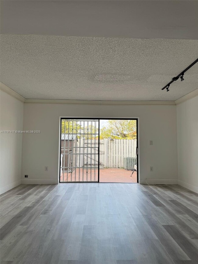 Foto del edificio - 10800 NW 7th St
