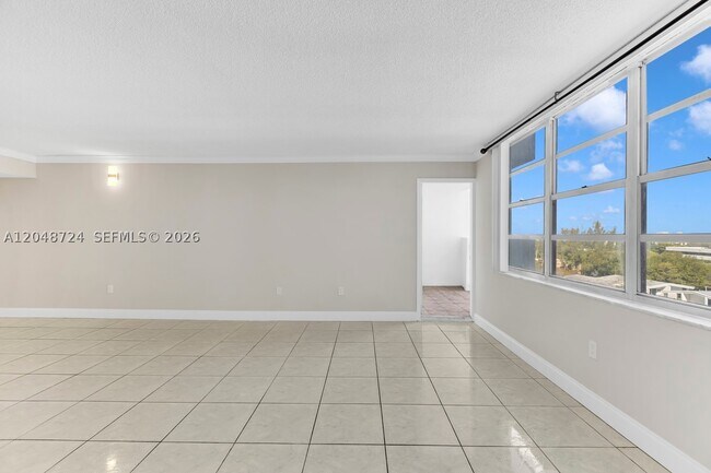 Foto del edificio - 2750 NE 183rd St
