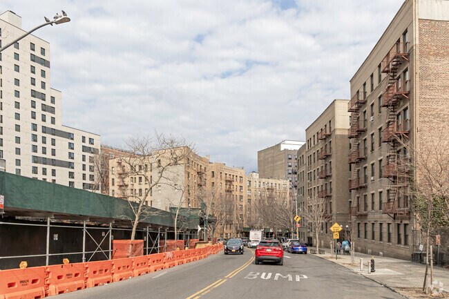 Contexto - 54 Featherbed Ln