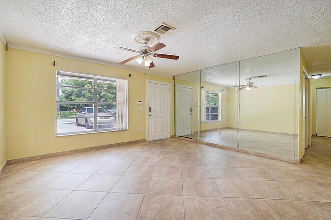 Foto del edificio - 2346 Caroma Ln