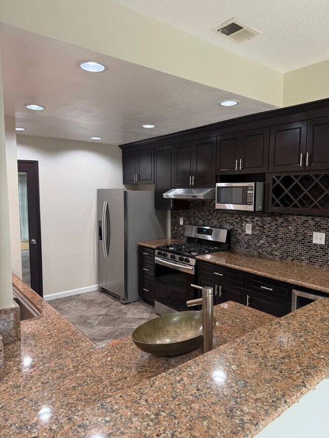 Foto del edificio - Beautiful Spacious 4-bedroom, 2.5-bathroom...