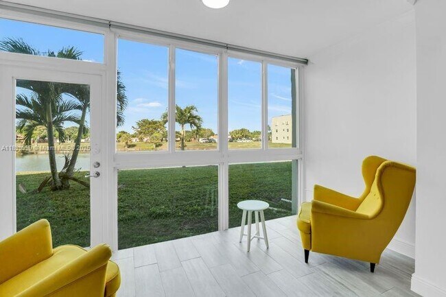 Foto del edificio - 8300 Sunrise Lakes Blvd