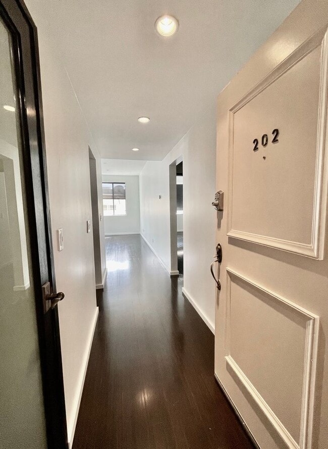 Foto del edificio - Spacious 2 Bedroom 2 Bath Condo in West LA