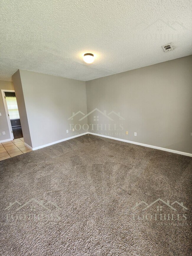 Foto del edificio - 2 Bedroom Duplex off Hwy 29 S with New Car...