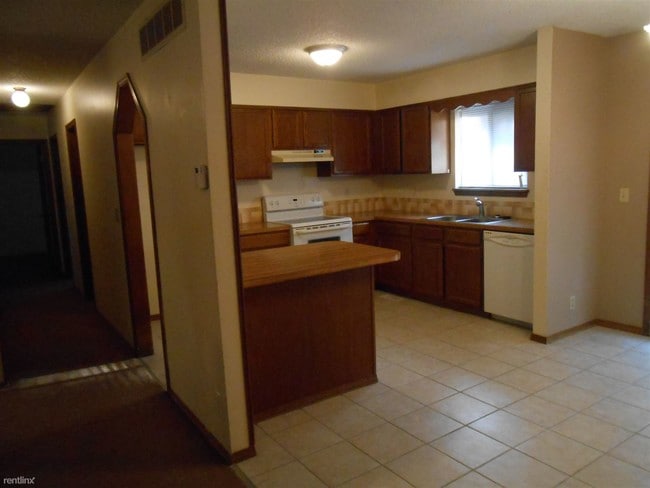 Foto del edificio - 2230 N Basswood Ct