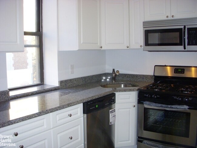 Building Photo - Large Center Slope 2 BR + Den