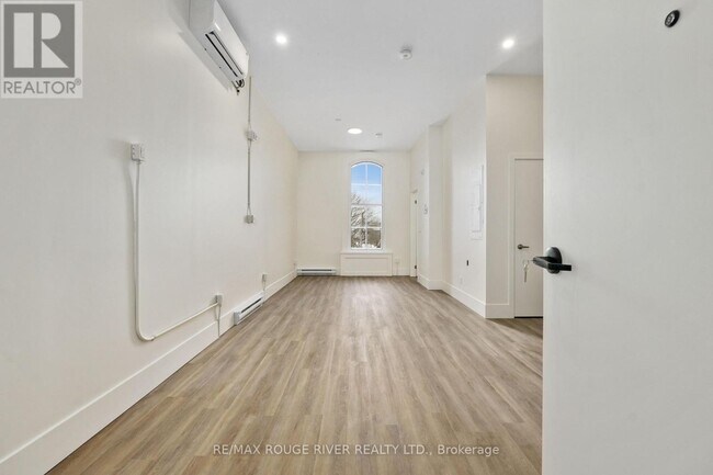 Building Photo - 204 - 29A KING STREET