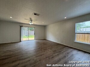 Foto del edificio - 6642 Snow Meadow Dr