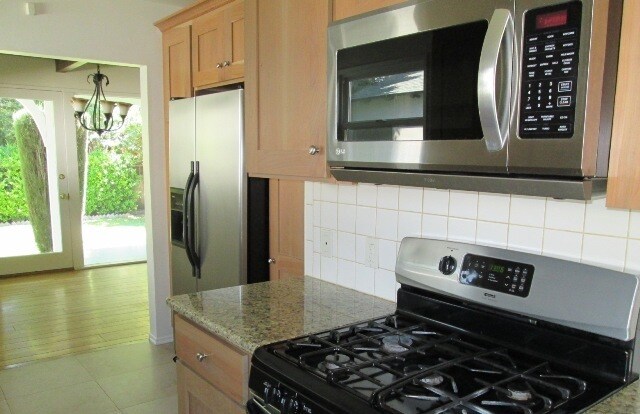 Building Photo - Sherman Oaks 3+2 w/appliances, wood floors...