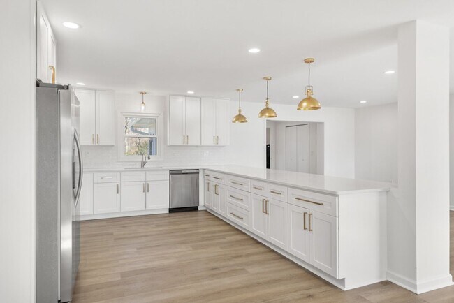 Foto del edificio - Renovated 4 Bed, 4 Bath Single Level Home, No HOA