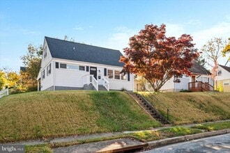 Building Photo - 741 Silver Creek Rd