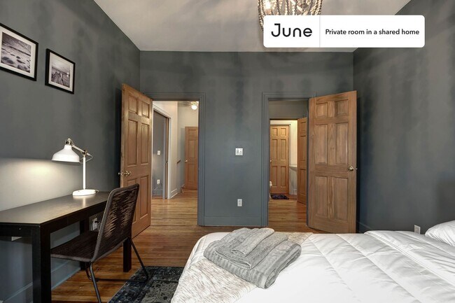 Foto del edificio - Private bedroom in 3 bed/2.5 bath Home