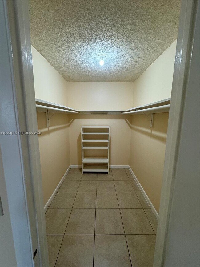 Foto del edificio - 6505 Winfield Blvd