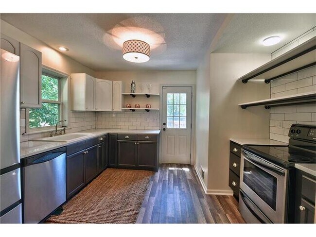 Building Photo - Beautiful Waldo Property - First Floor Living