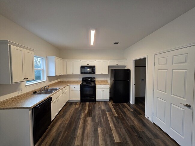 Building Photo - 3/2.5/2 Ready for Move in