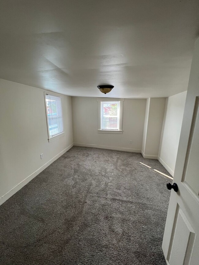 Building Photo - Renovated 4 Bedroom, 1.5 Bathroom home in ...