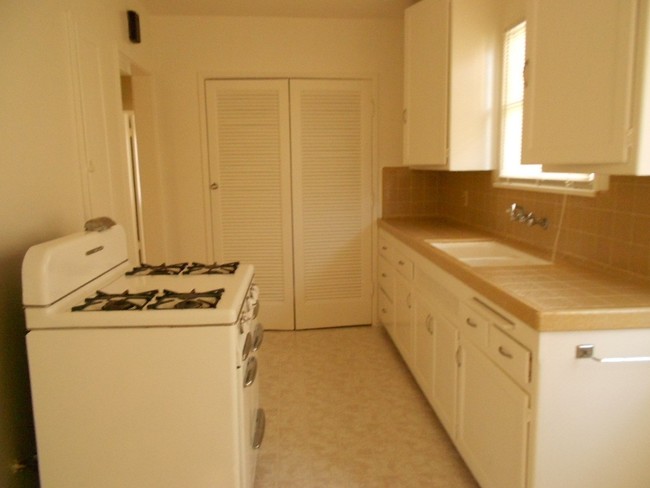 Building Photo - 2437 S Cabrillo Ave