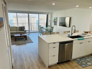 Building Photo - 1450 Brickell Bay Dr