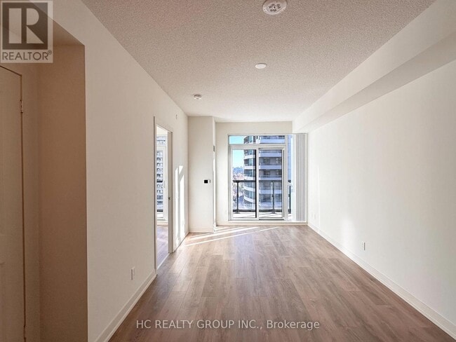 Photo du bâtiment - 4955 Yonge St