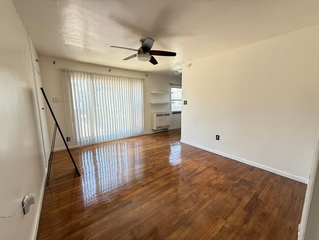 Foto del edificio - 1327 N Orange Dr